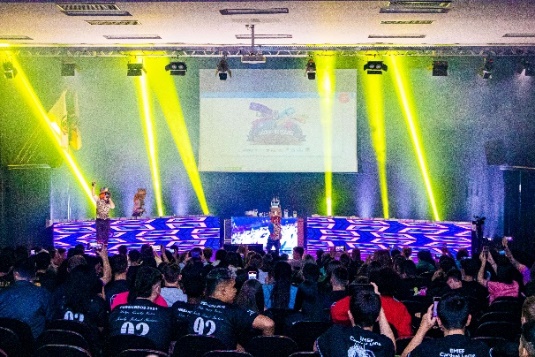 Evento Palco do Saber com plateia e palco iluminado